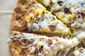 easy breakfast pizza featured