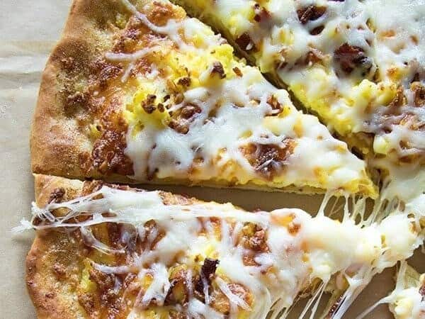 easy breakfast pizza featured