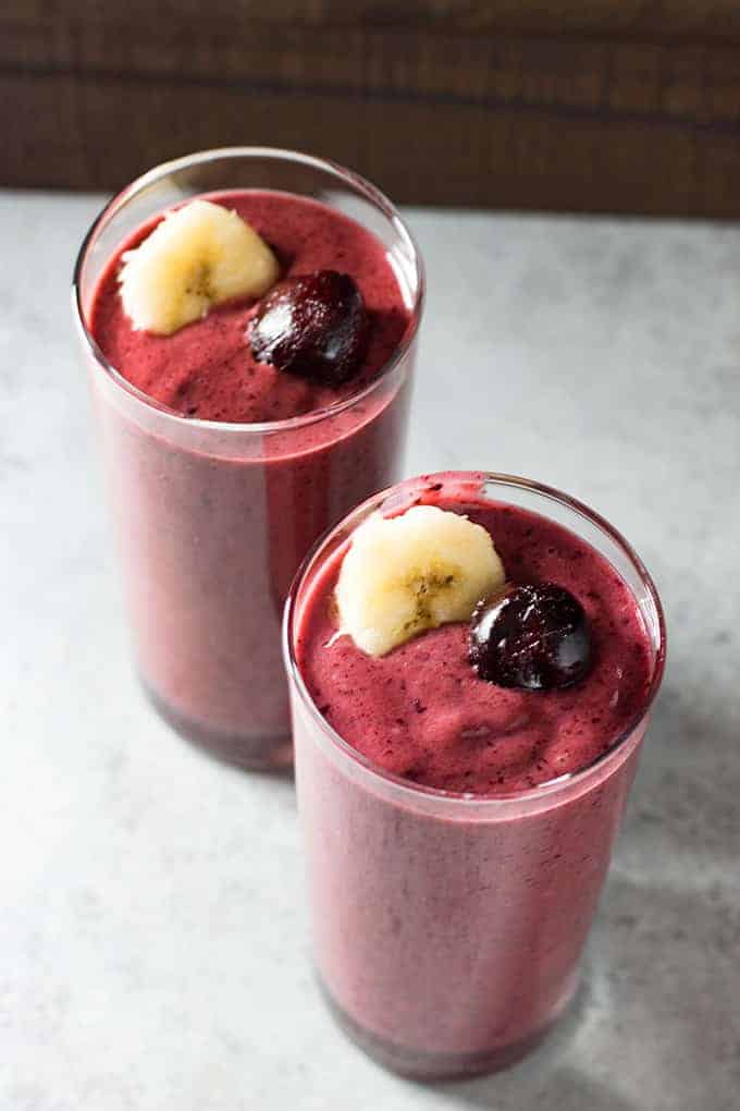 How to make a smoothie with cherries and banana