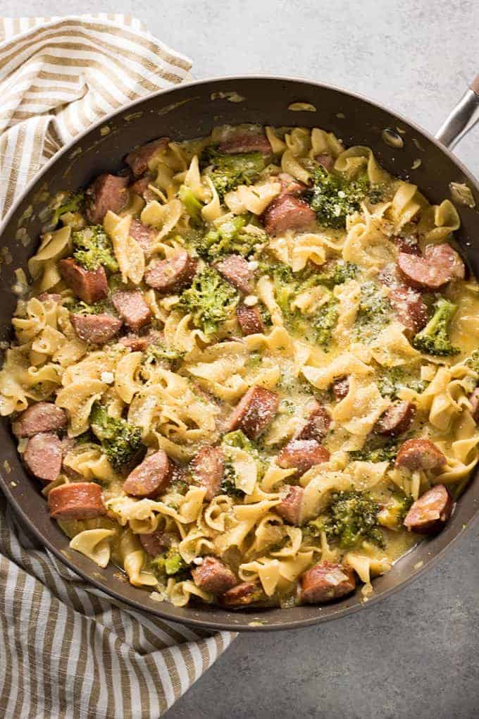 pasta da una pentola con salsiccia, broccoli e formaggio