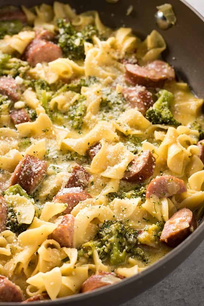 Pâtes à la saucisse cheesy en un pot avec brocoli