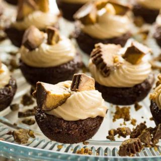 Brownie cups with peanut butter