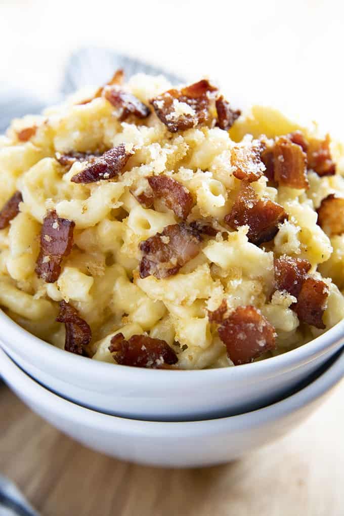 baked macaroni and cheese with bacon and breadcrumbs