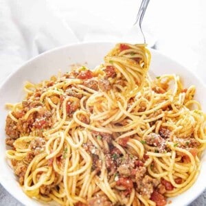 spaghetti sauce with spaghetti in a bowl