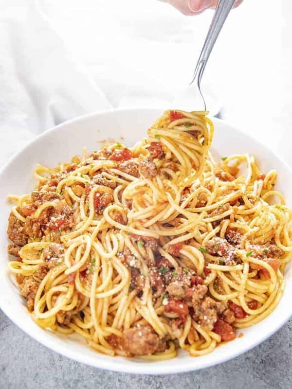 spaghetti sauce with spaghetti in a bowl