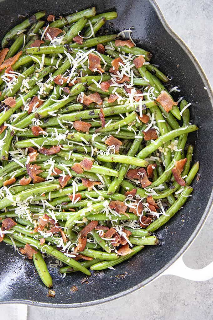 green beans in skillet with bacon