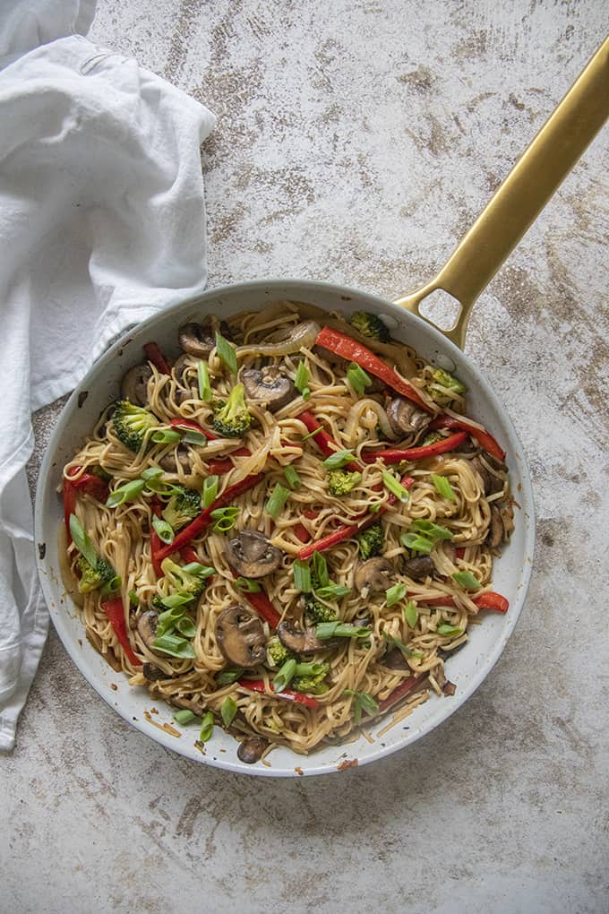 lo mein in pan