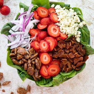 salade d'épinards aux fraises dans un grand bol