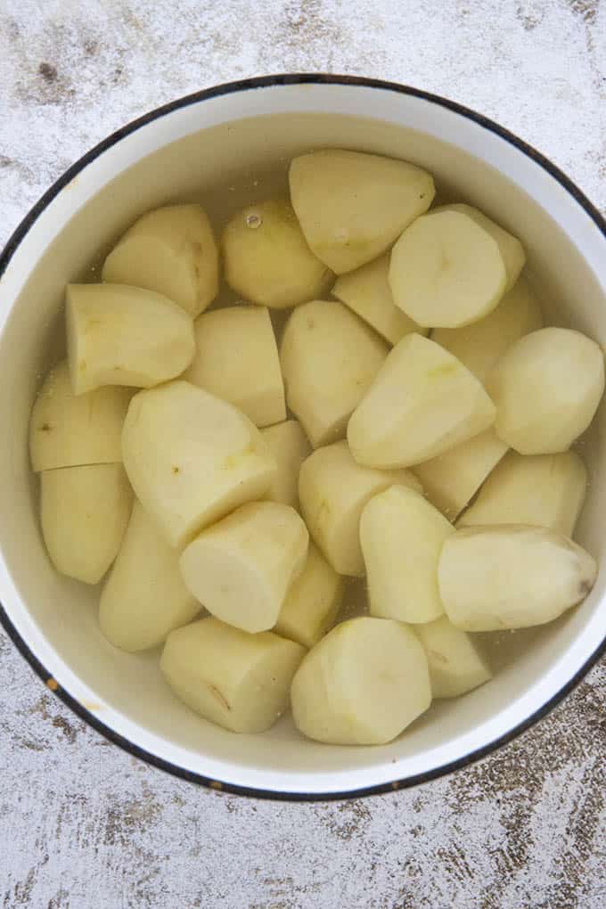 pommes de terre en tranches dans une casserole