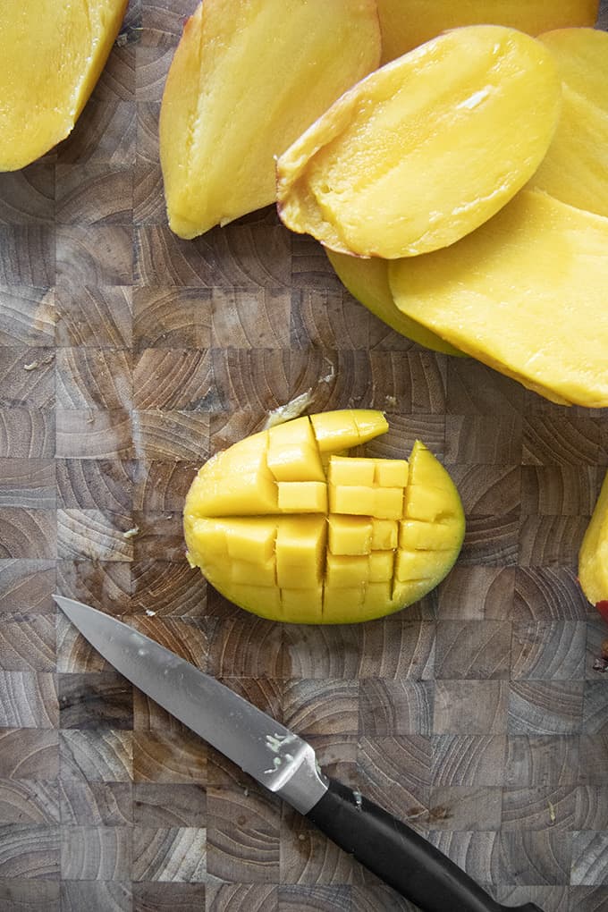 tranches de mangue sur une planche à découper