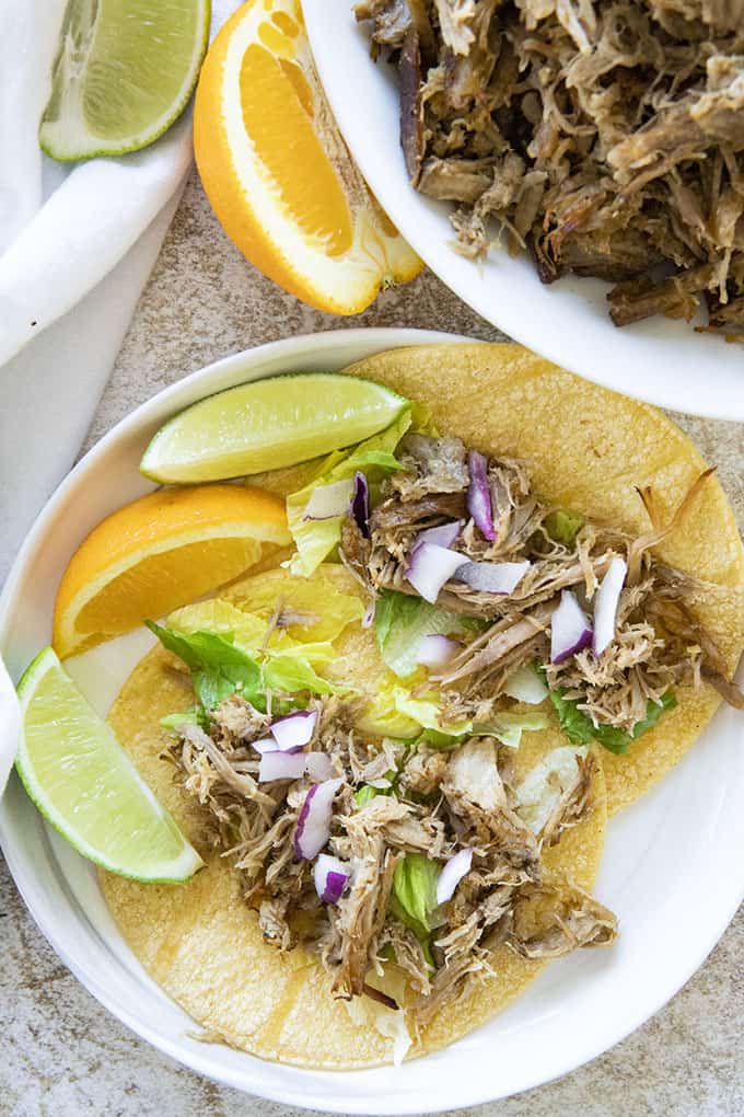 Carnitas tacos sur une assiette