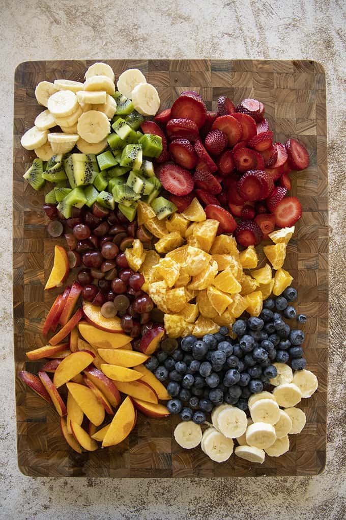 Ingrédients de la salade de fruits sur une planche à découper