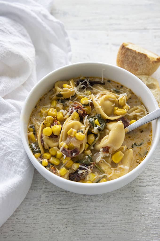 Chaudrée de maïs tortellini dans un bol