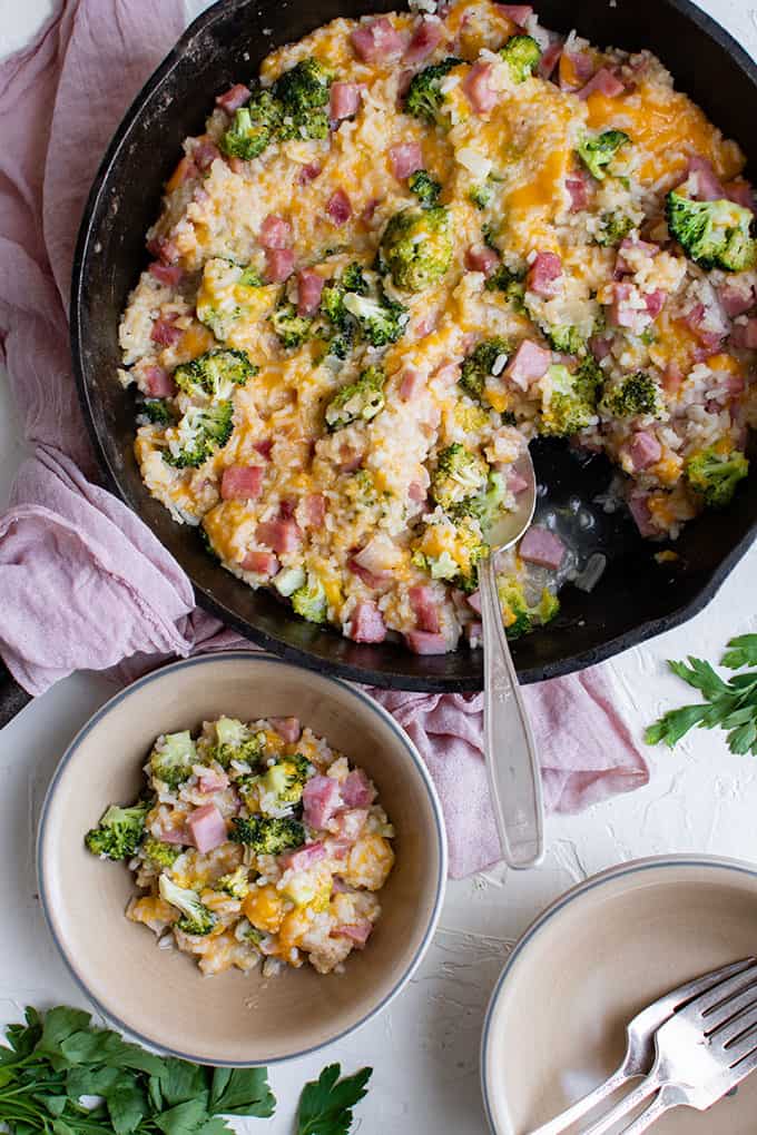 jambon et riz dans une poêle