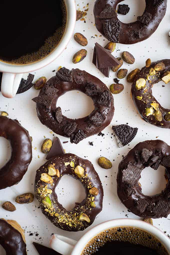 beignets de pâte feuilletée glacés au chocolat