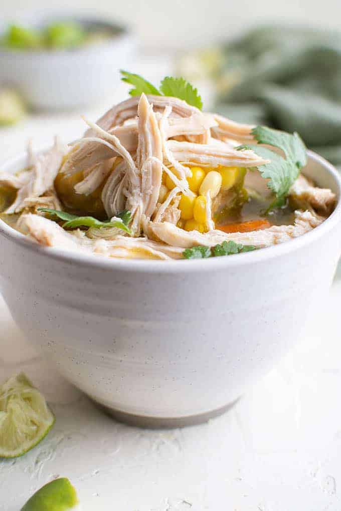 caldo de pollo dans un bol