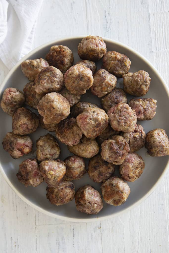 boulettes de viande sur une assiette