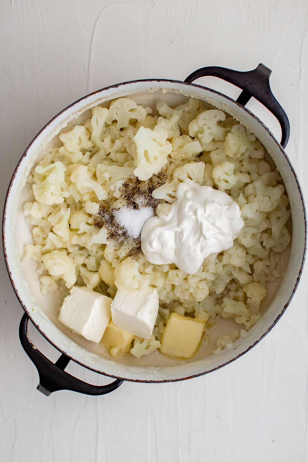 ingredients to make mashed cauliflower in a pot
